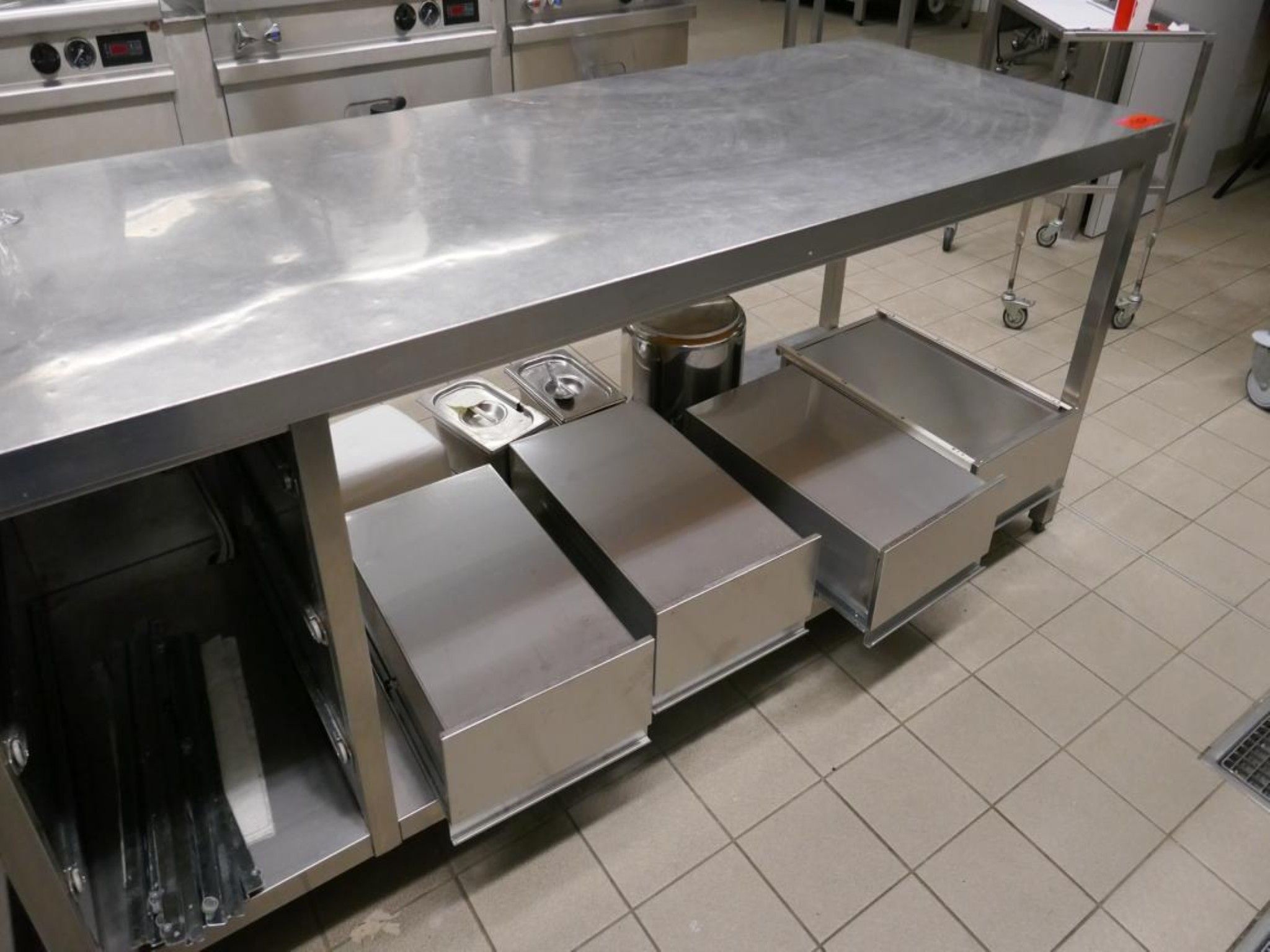 Medyczny sprzęt techniczny, wyposażenie sal operacyjnych, sterylne tace oraz sprzęt i meble szpitalne-3