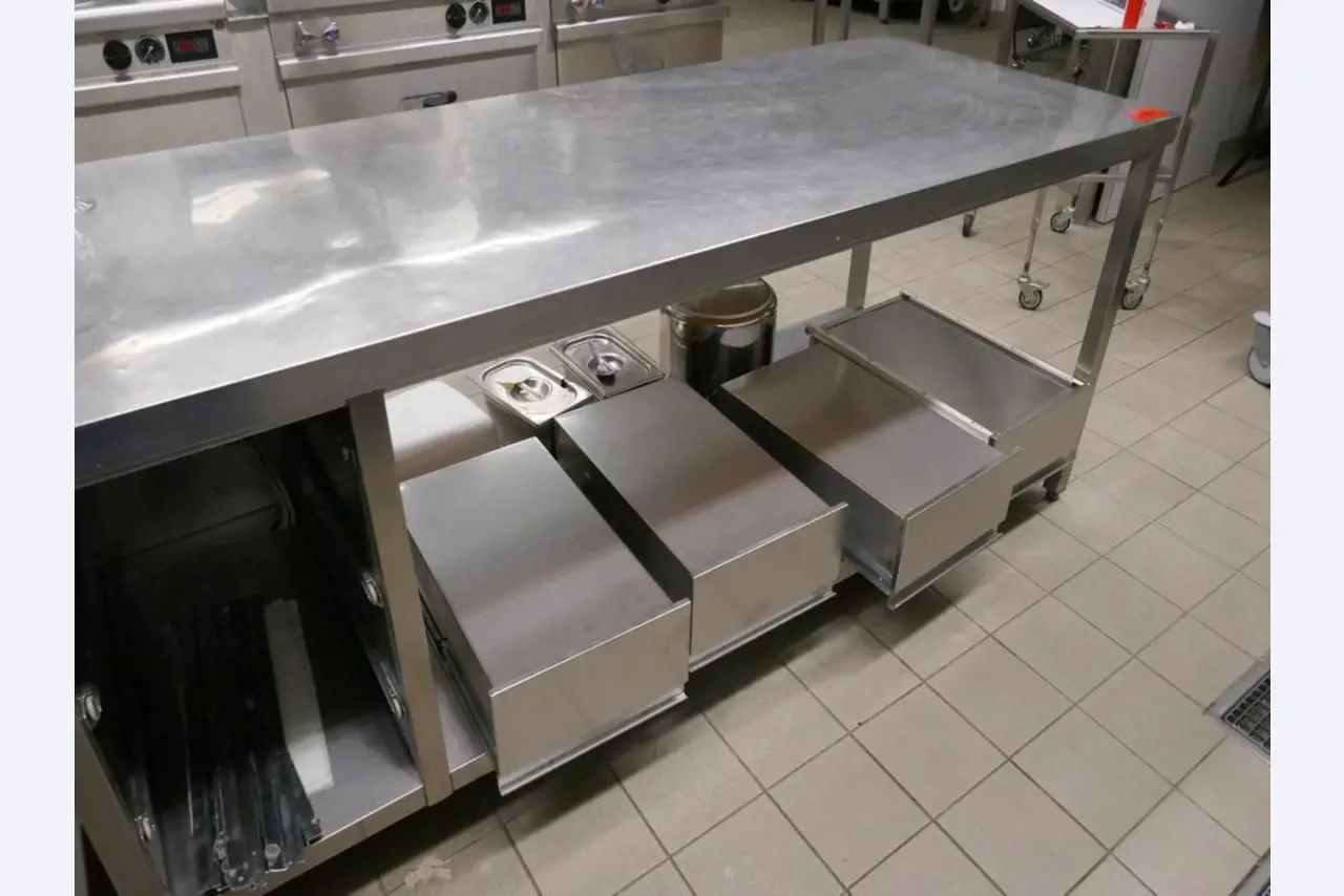 Medyczny sprzęt techniczny, wyposażenie sal operacyjnych, sterylne tace oraz sprzęt i meble szpitalne-3