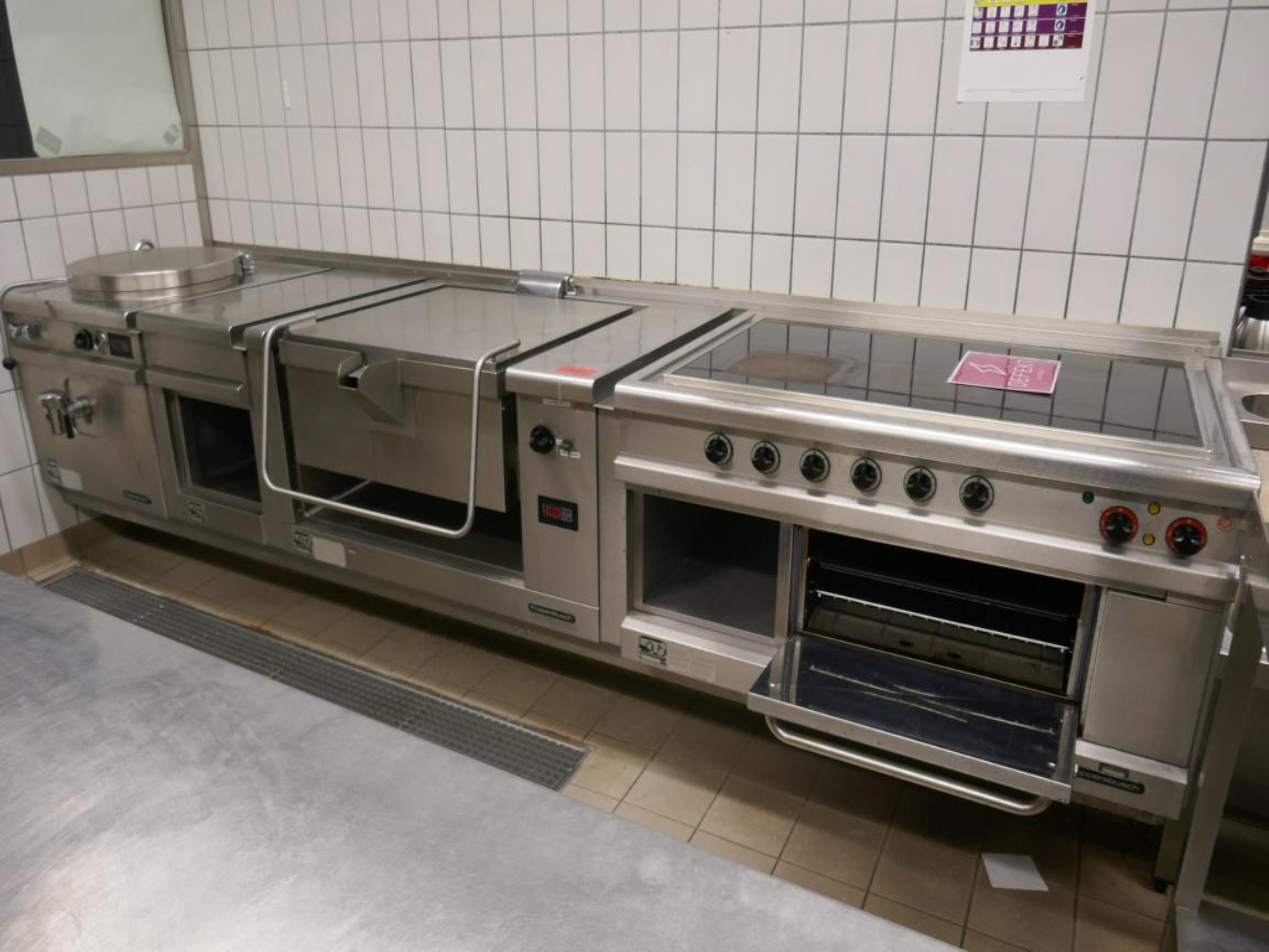 Medyczny sprzęt techniczny, wyposażenie sal operacyjnych, sterylne tace oraz sprzęt i meble szpitalne-1