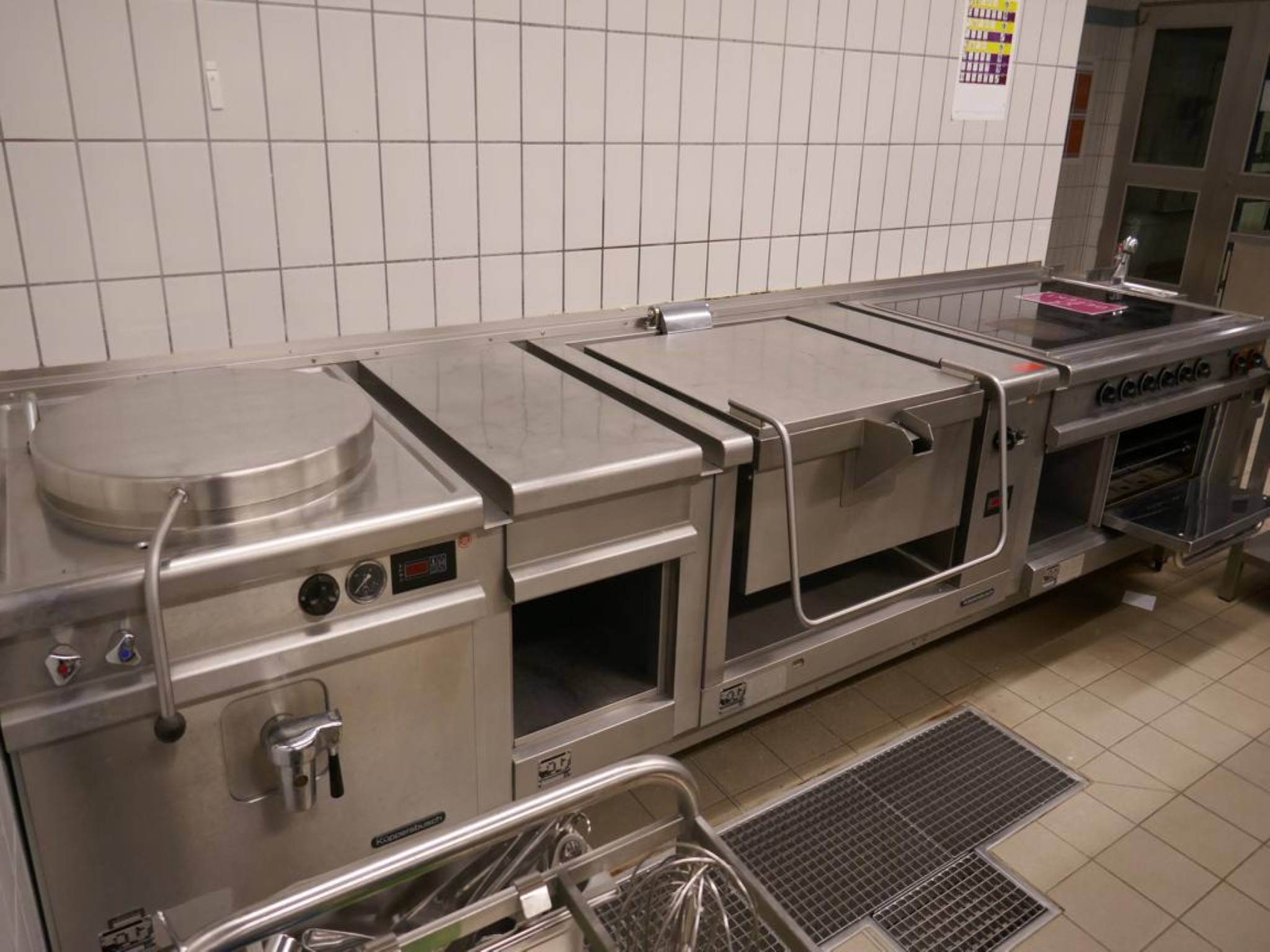 Medyczny sprzęt techniczny, wyposażenie sal operacyjnych, sterylne tace oraz sprzęt i meble szpitalne-2