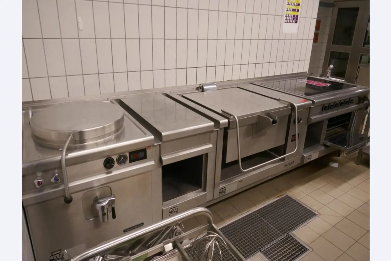 Medyczny sprzęt techniczny, wyposażenie sal operacyjnych, sterylne tace oraz sprzęt i meble szpitalne-2