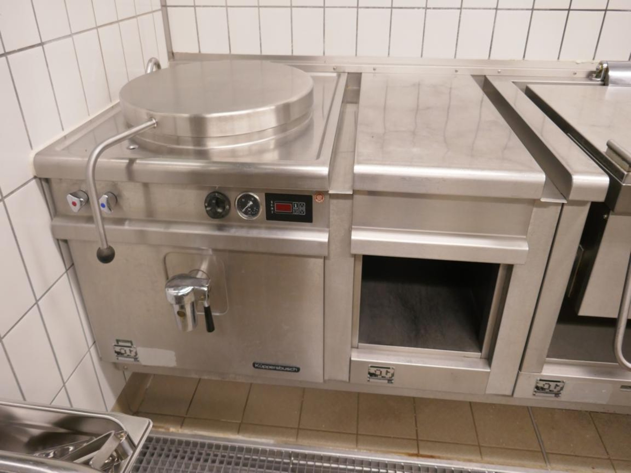 Medyczny sprzęt techniczny, wyposażenie sal operacyjnych, sterylne tace oraz sprzęt i meble szpitalne-3