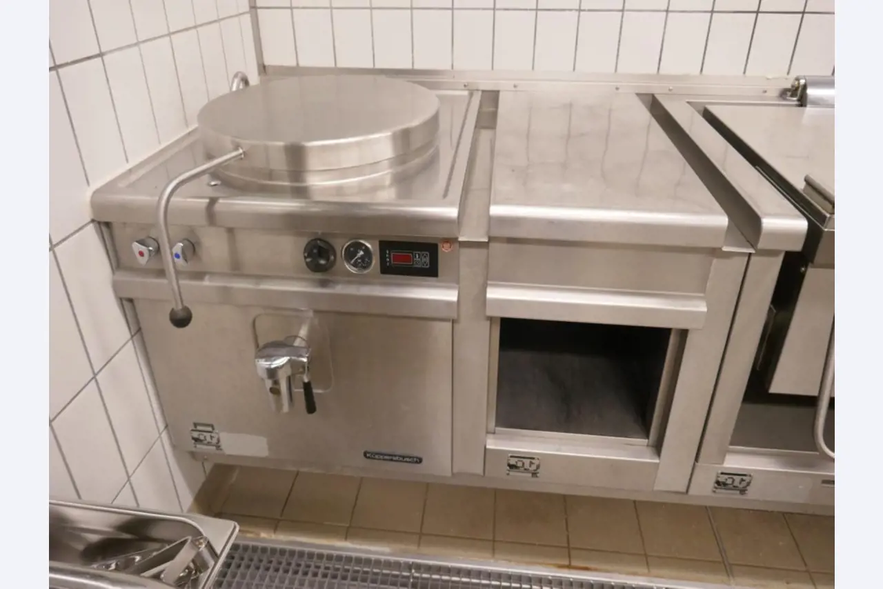 Medyczny sprzęt techniczny, wyposażenie sal operacyjnych, sterylne tace oraz sprzęt i meble szpitalne-3