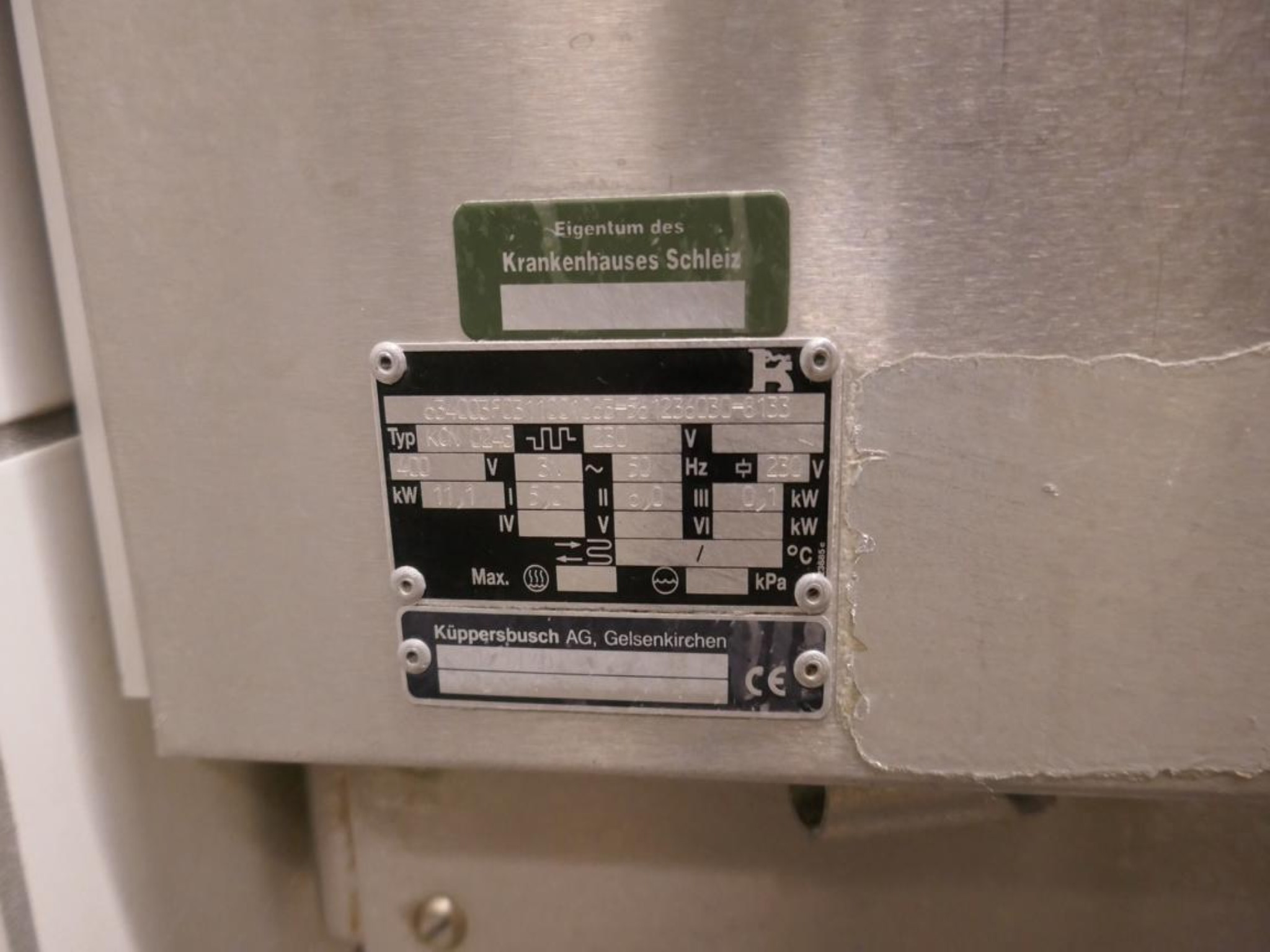 Medyczny sprzęt techniczny, wyposażenie sal operacyjnych, sterylne tace oraz sprzęt i meble szpitalne-4