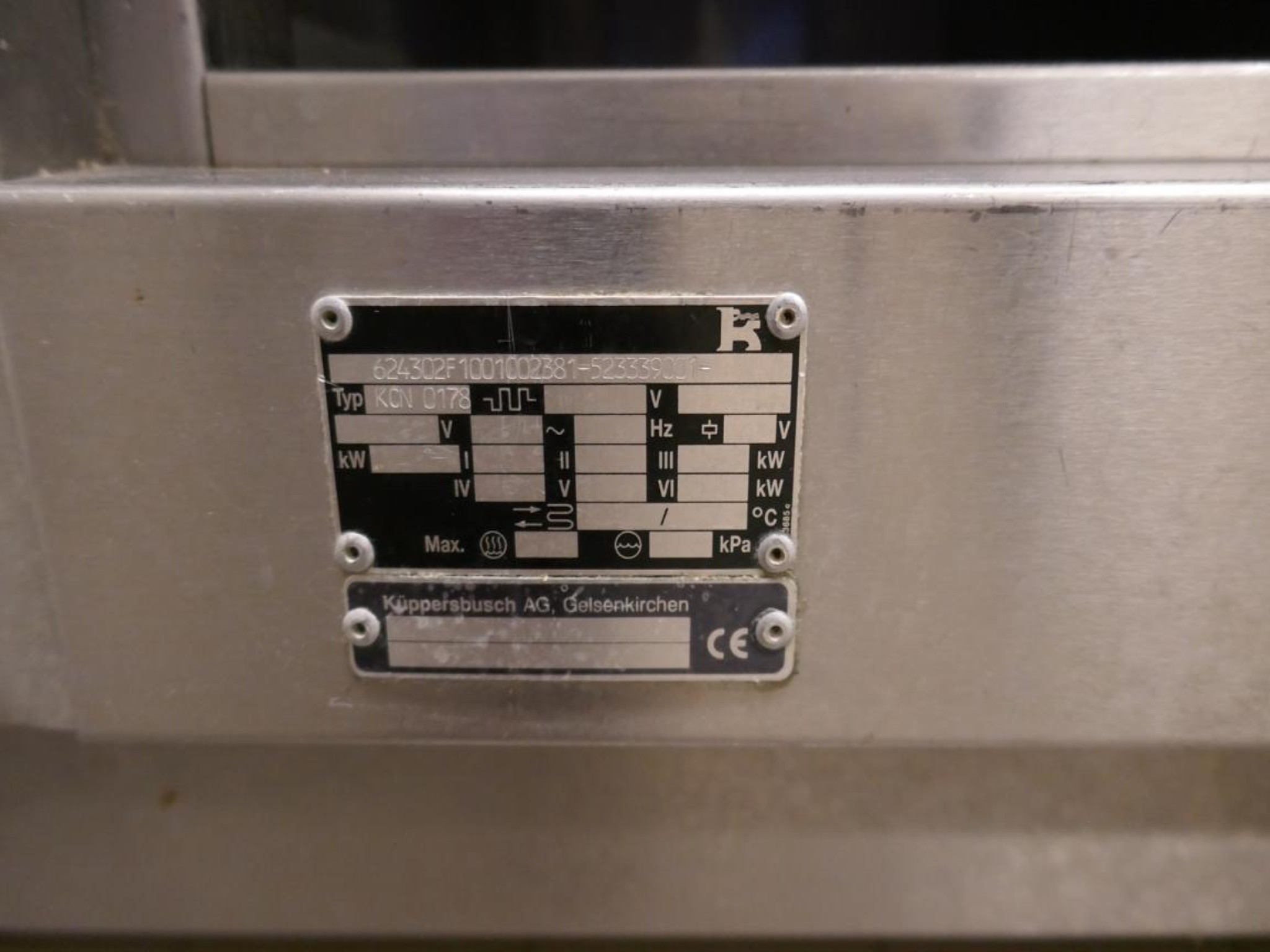 Medyczny sprzęt techniczny, wyposażenie sal operacyjnych, sterylne tace oraz sprzęt i meble szpitalne-5