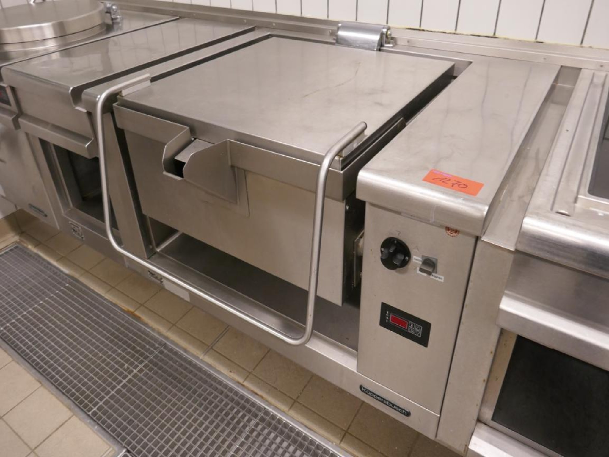 Medyczny sprzęt techniczny, wyposażenie sal operacyjnych, sterylne tace oraz sprzęt i meble szpitalne-8