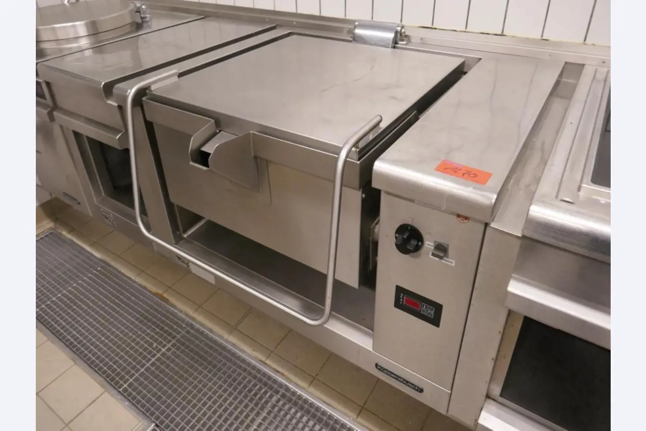 Medyczny sprzęt techniczny, wyposażenie sal operacyjnych, sterylne tace oraz sprzęt i meble szpitalne-8