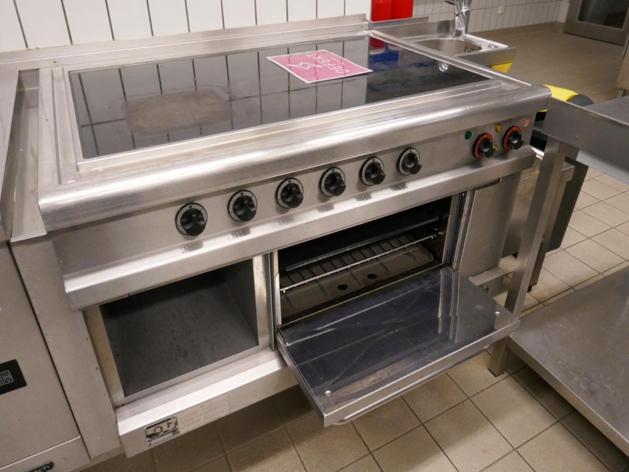 Medyczny sprzęt techniczny, wyposażenie sal operacyjnych, sterylne tace oraz sprzęt i meble szpitalne-9