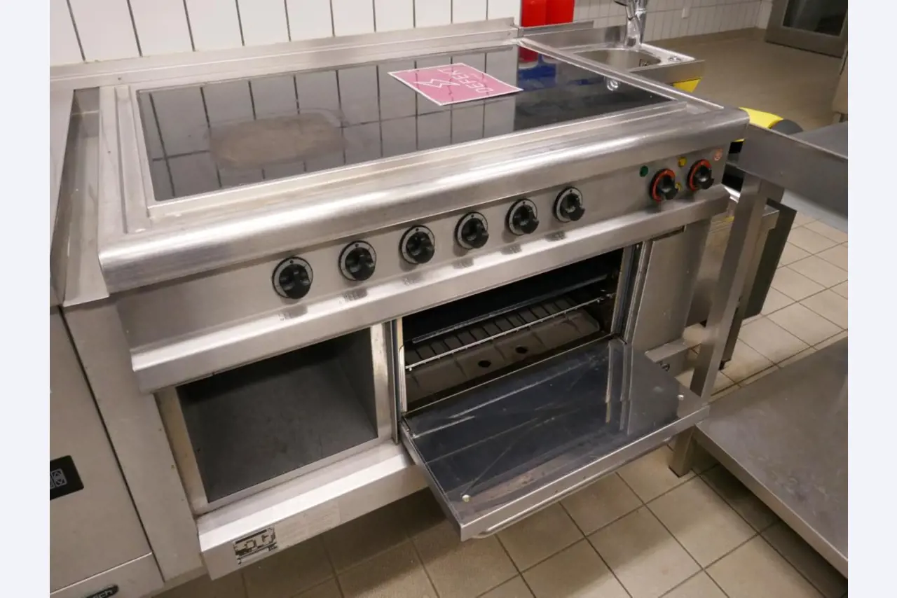 Medyczny sprzęt techniczny, wyposażenie sal operacyjnych, sterylne tace oraz sprzęt i meble szpitalne-9