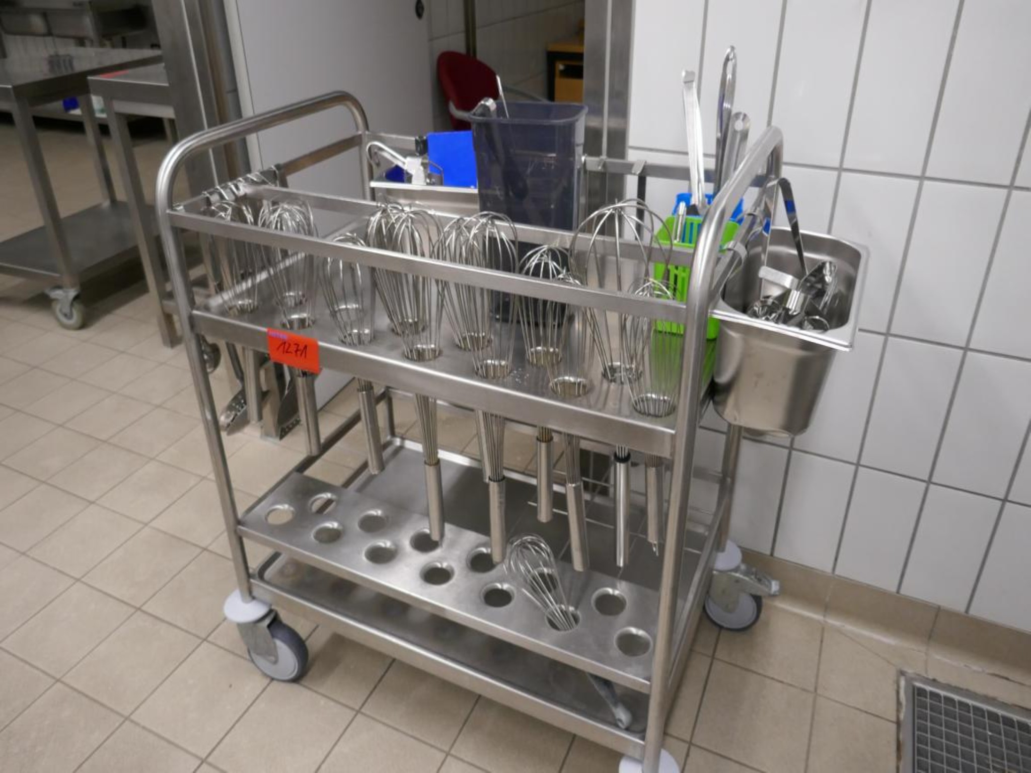 Medyczny sprzęt techniczny, wyposażenie sal operacyjnych, sterylne tace oraz sprzęt i meble szpitalne-2