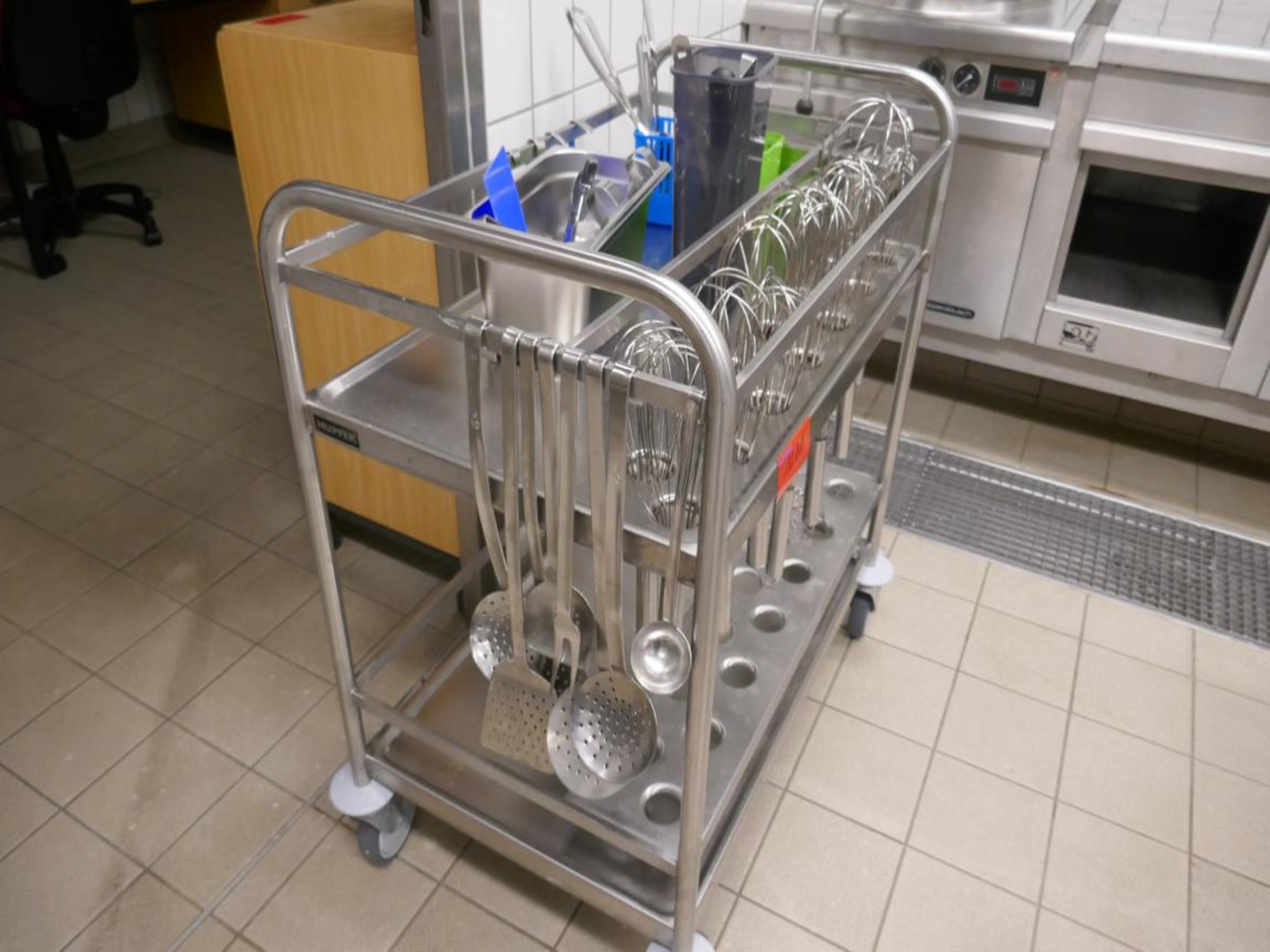 Medyczny sprzęt techniczny, wyposażenie sal operacyjnych, sterylne tace oraz sprzęt i meble szpitalne-3