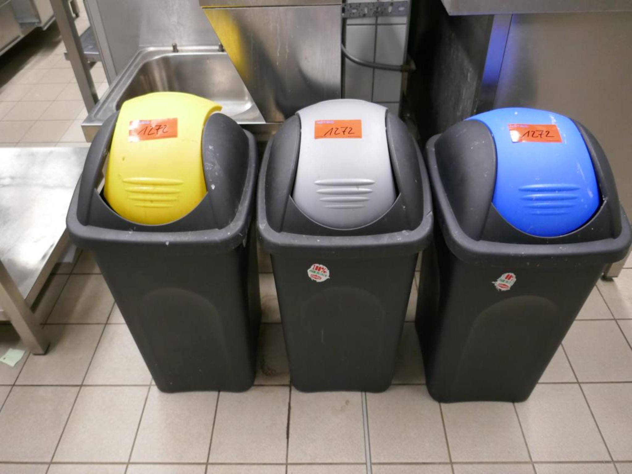 Medyczny sprzęt techniczny, wyposażenie sal operacyjnych, sterylne tace oraz sprzęt i meble szpitalne-1