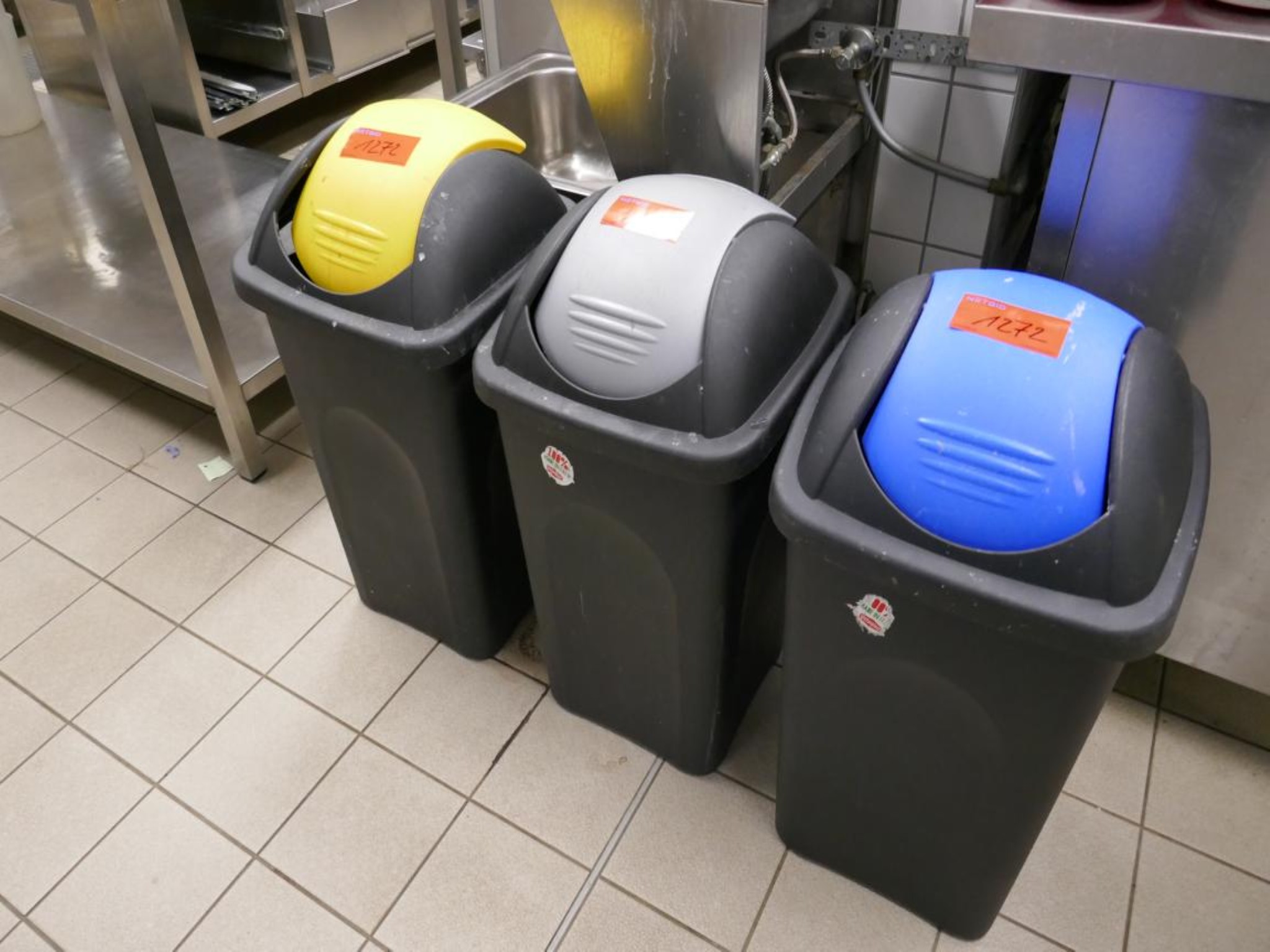 Medyczny sprzęt techniczny, wyposażenie sal operacyjnych, sterylne tace oraz sprzęt i meble szpitalne-2