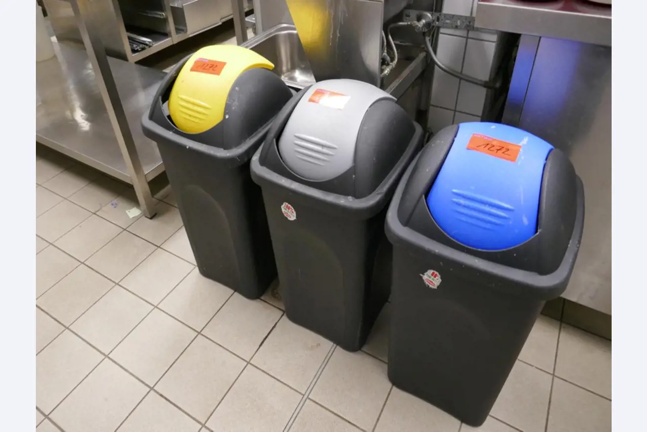 Medyczny sprzęt techniczny, wyposażenie sal operacyjnych, sterylne tace oraz sprzęt i meble szpitalne-2