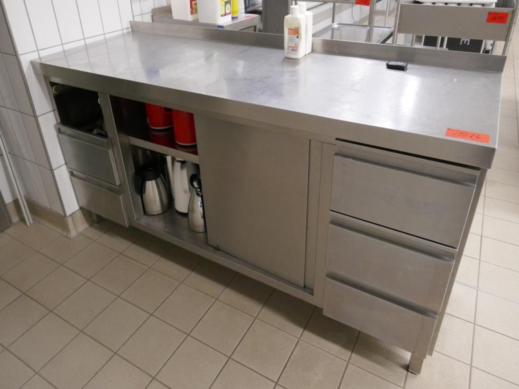 Medyczny sprzęt techniczny, wyposażenie sal operacyjnych, sterylne tace oraz sprzęt i meble szpitalne-1