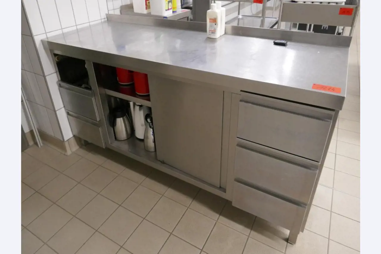 Medyczny sprzęt techniczny, wyposażenie sal operacyjnych, sterylne tace oraz sprzęt i meble szpitalne-1