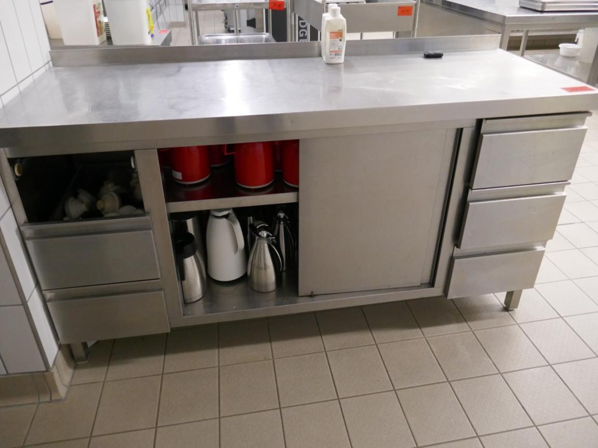 Medyczny sprzęt techniczny, wyposażenie sal operacyjnych, sterylne tace oraz sprzęt i meble szpitalne-2