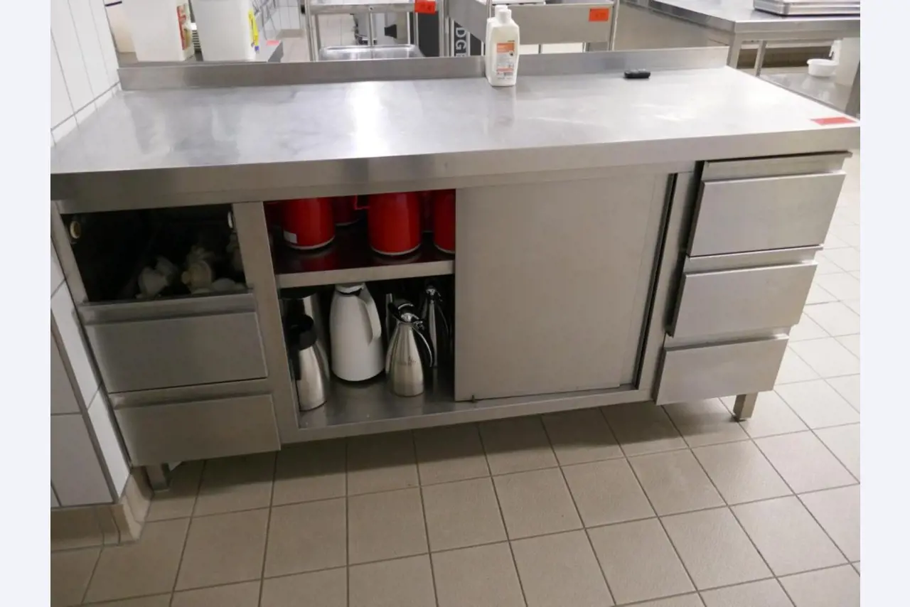 Medyczny sprzęt techniczny, wyposażenie sal operacyjnych, sterylne tace oraz sprzęt i meble szpitalne-2