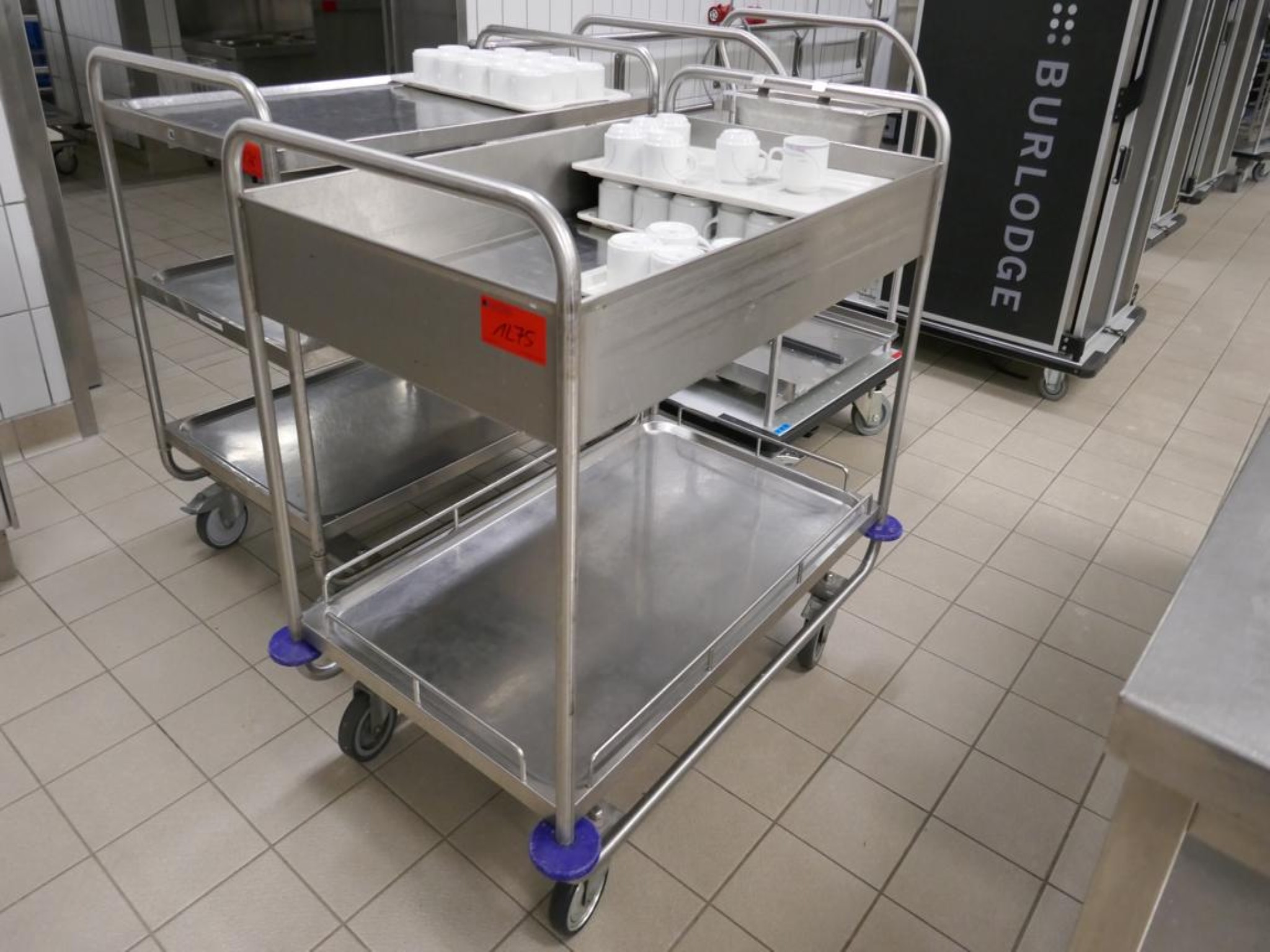 Medyczny sprzęt techniczny, wyposażenie sal operacyjnych, sterylne tace oraz sprzęt i meble szpitalne-1