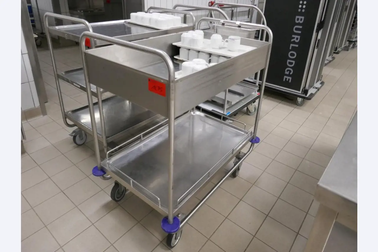 Medyczny sprzęt techniczny, wyposażenie sal operacyjnych, sterylne tace oraz sprzęt i meble szpitalne-1