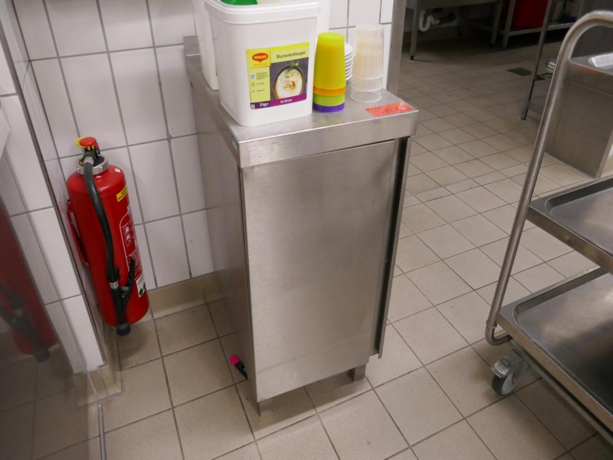 Medyczny sprzęt techniczny, wyposażenie sal operacyjnych, sterylne tace oraz sprzęt i meble szpitalne-2