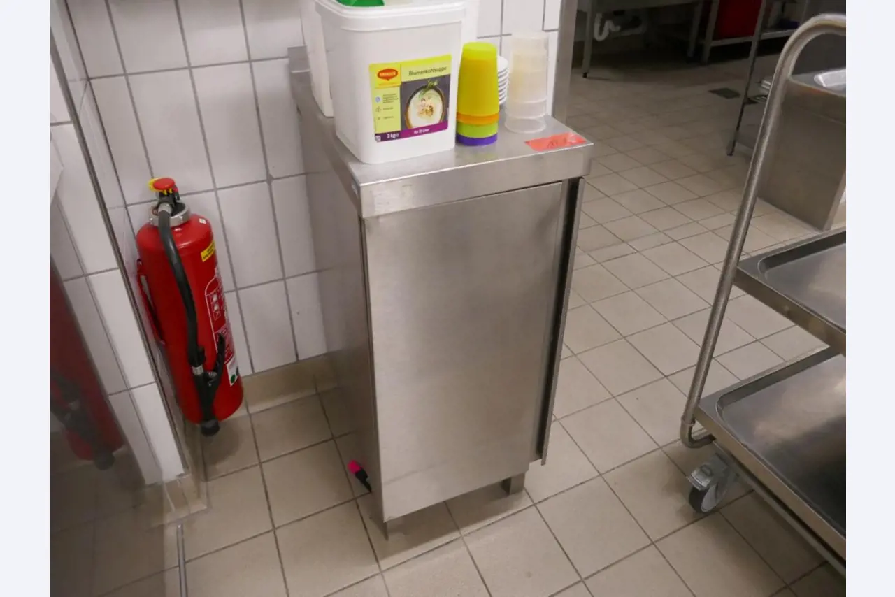 Medyczny sprzęt techniczny, wyposażenie sal operacyjnych, sterylne tace oraz sprzęt i meble szpitalne-2