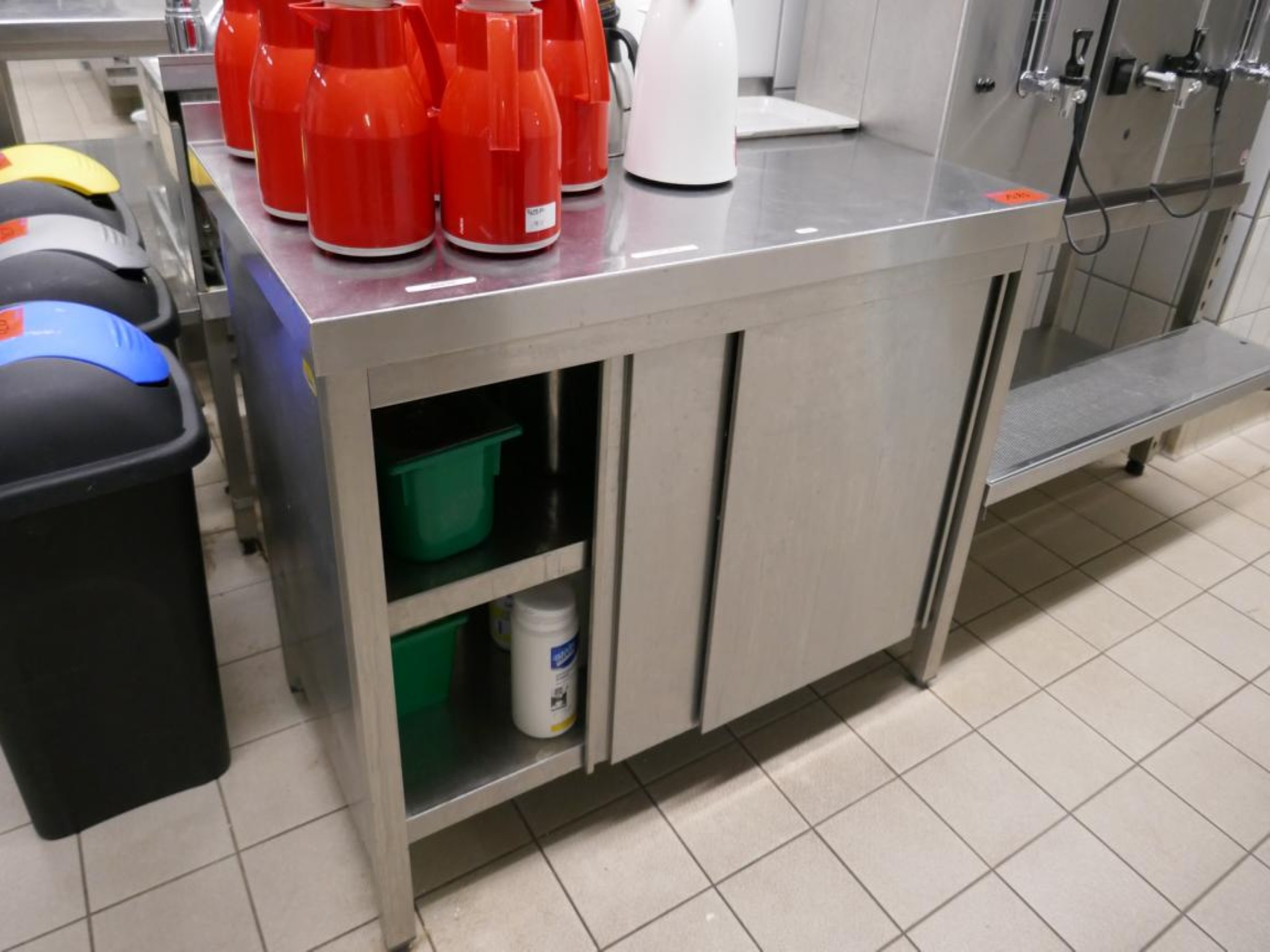 Medyczny sprzęt techniczny, wyposażenie sal operacyjnych, sterylne tace oraz sprzęt i meble szpitalne-1