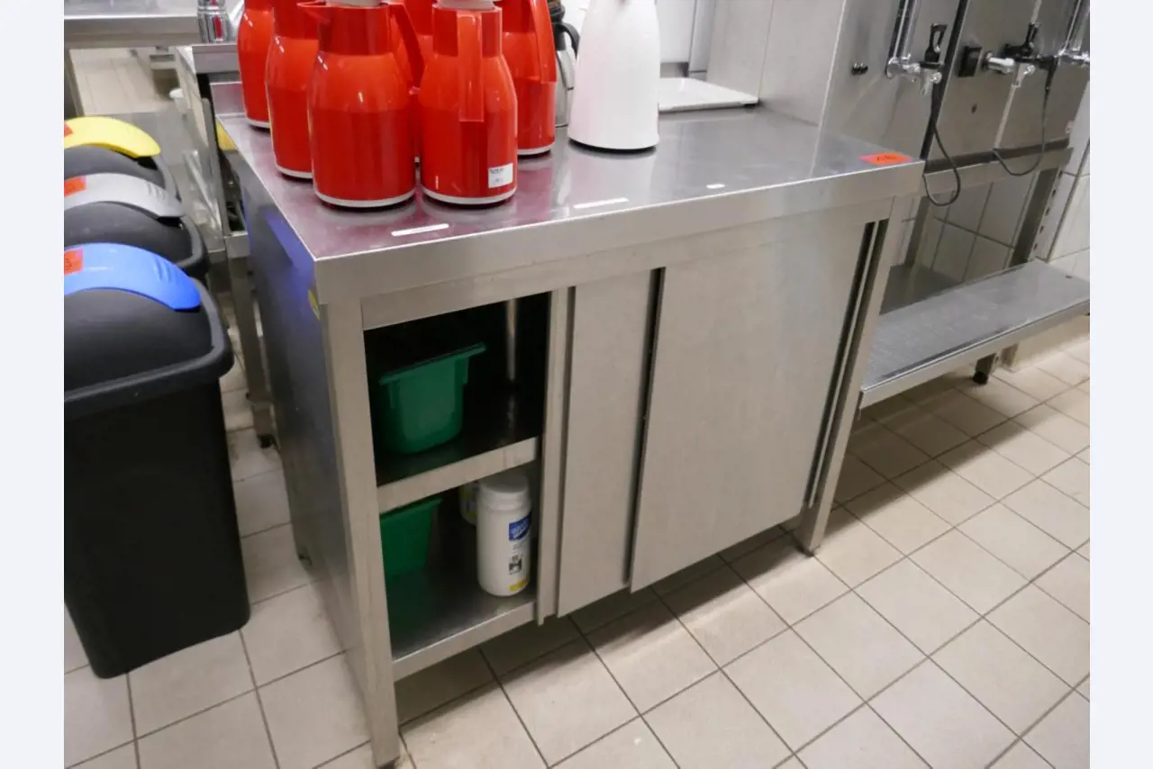 Medyczny sprzęt techniczny, wyposażenie sal operacyjnych, sterylne tace oraz sprzęt i meble szpitalne-1