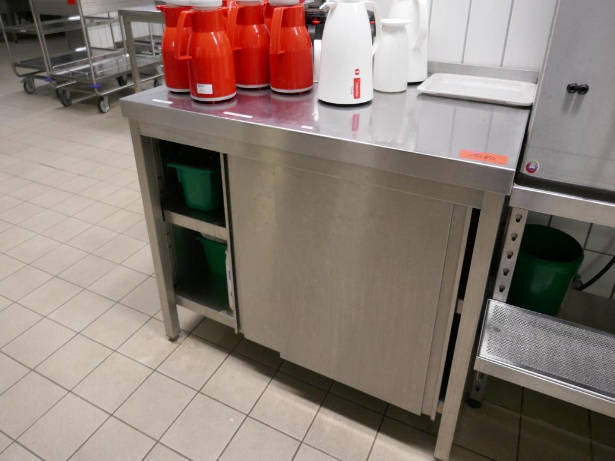 Medyczny sprzęt techniczny, wyposażenie sal operacyjnych, sterylne tace oraz sprzęt i meble szpitalne-2