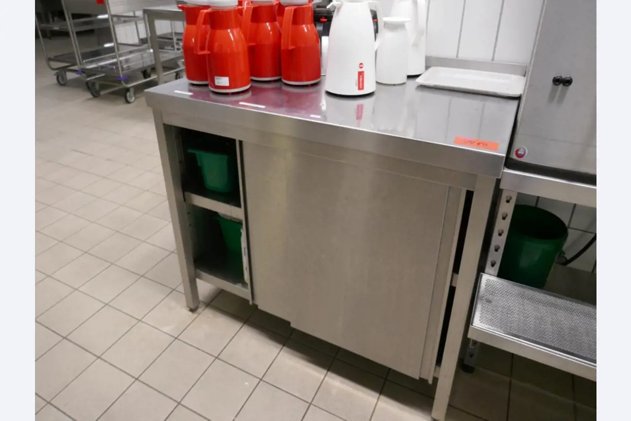 Medyczny sprzęt techniczny, wyposażenie sal operacyjnych, sterylne tace oraz sprzęt i meble szpitalne-2