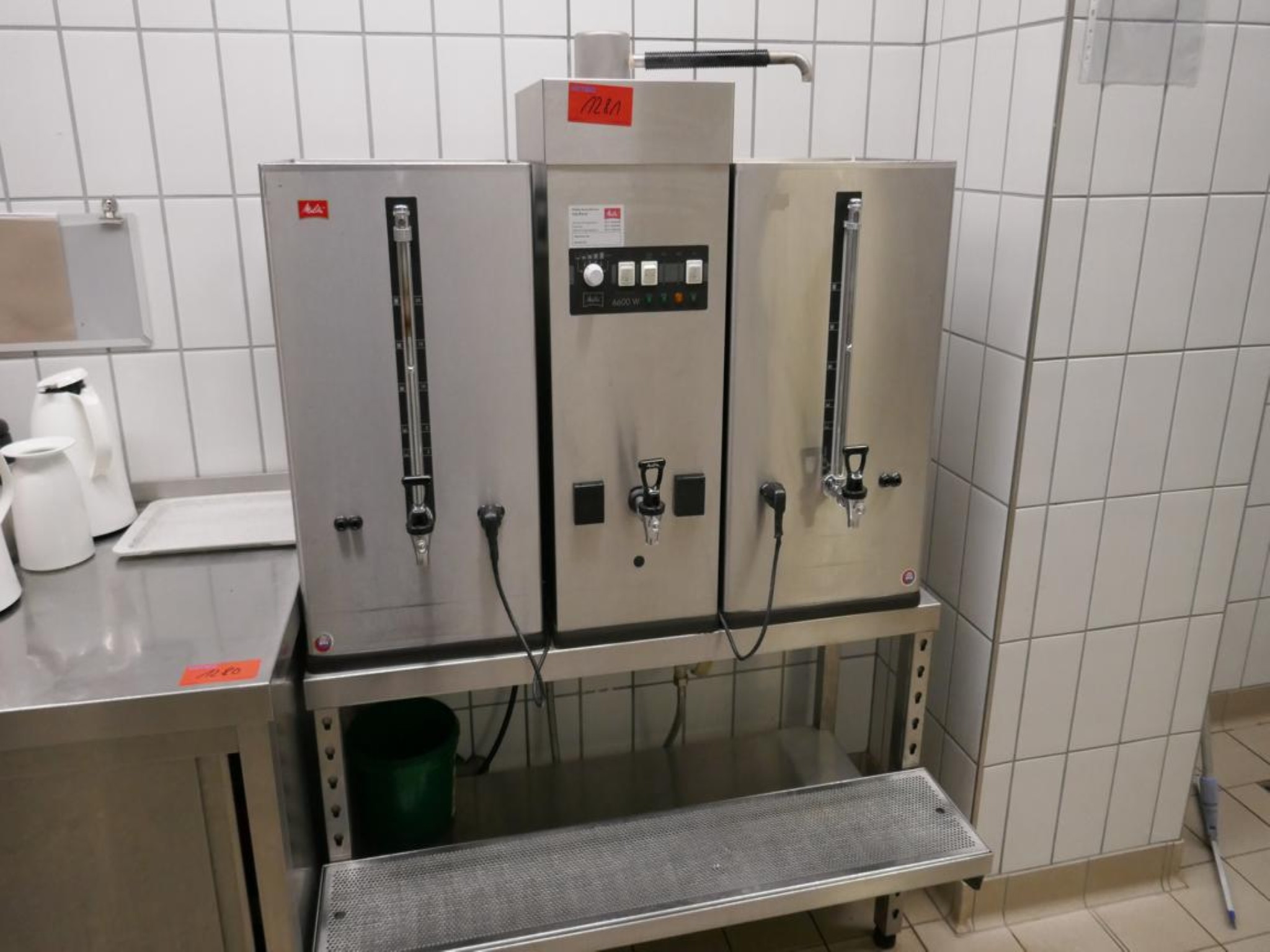 Medyczny sprzęt techniczny, wyposażenie sal operacyjnych, sterylne tace oraz sprzęt i meble szpitalne-1