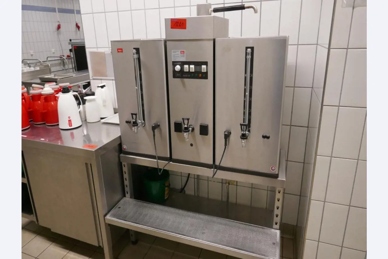 Medyczny sprzęt techniczny, wyposażenie sal operacyjnych, sterylne tace oraz sprzęt i meble szpitalne-2