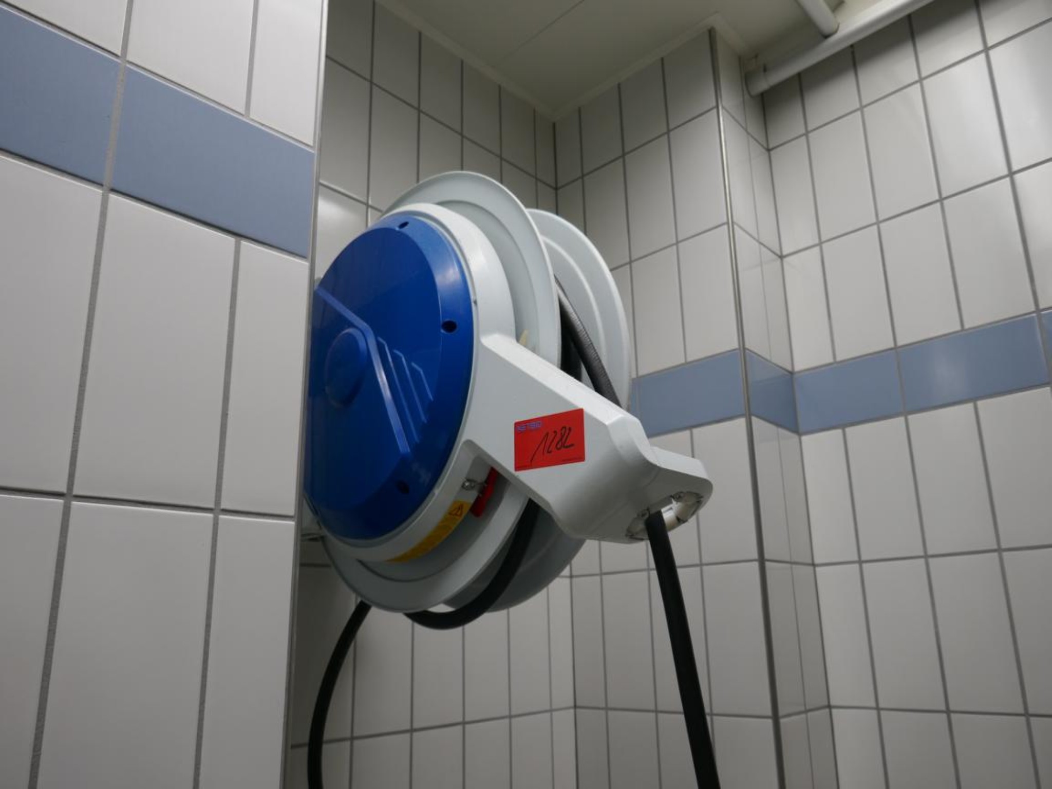 Medyczny sprzęt techniczny, wyposażenie sal operacyjnych, sterylne tace oraz sprzęt i meble szpitalne-1