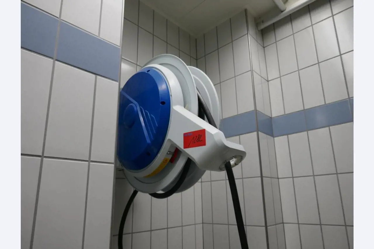 Medyczny sprzęt techniczny, wyposażenie sal operacyjnych, sterylne tace oraz sprzęt i meble szpitalne-1