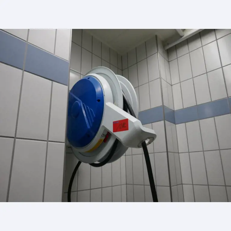 Medyczny sprzęt techniczny, wyposażenie sal operacyjnych, sterylne tace oraz sprzęt i meble szpitalne-1