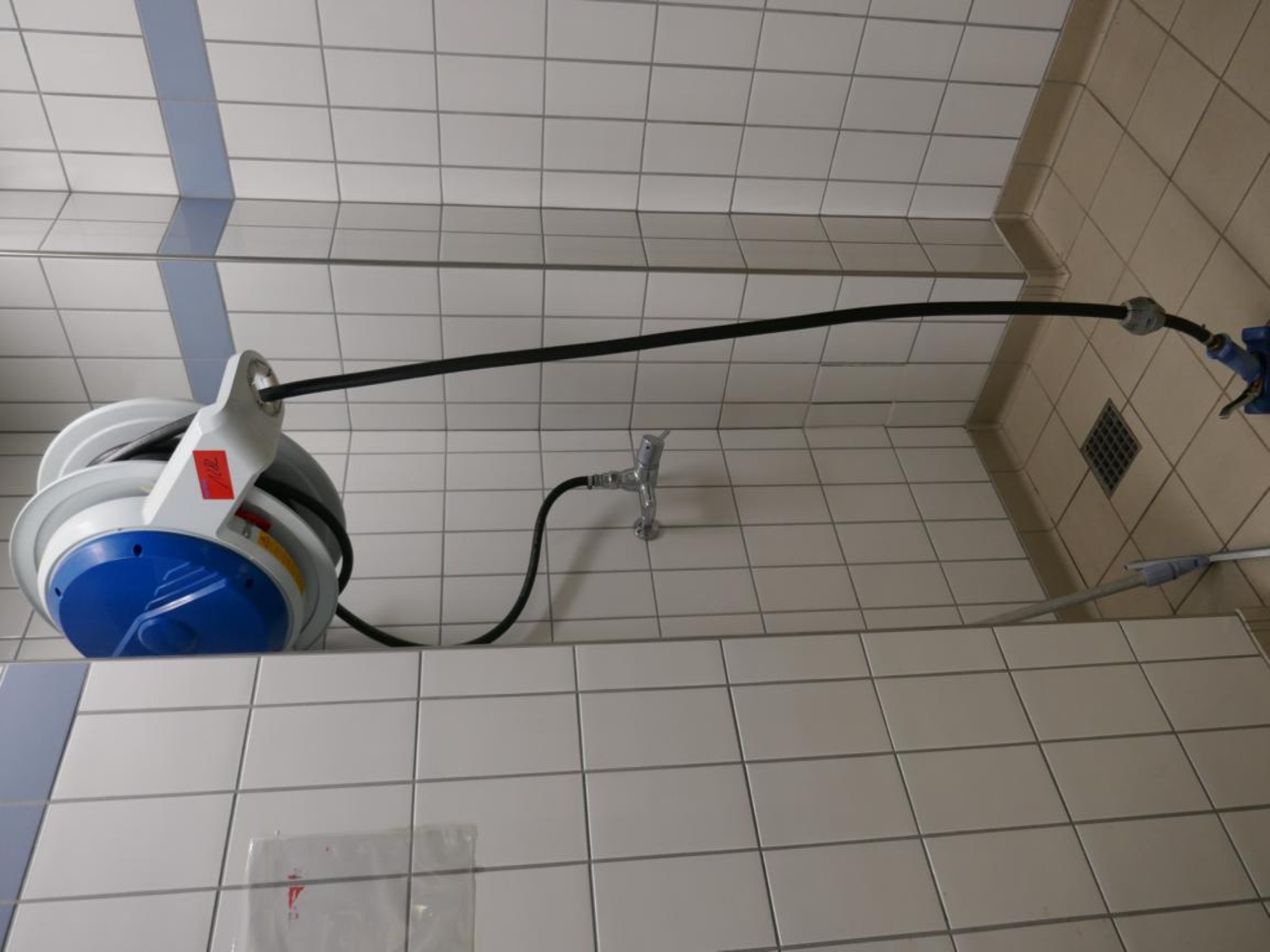 Medyczny sprzęt techniczny, wyposażenie sal operacyjnych, sterylne tace oraz sprzęt i meble szpitalne-2