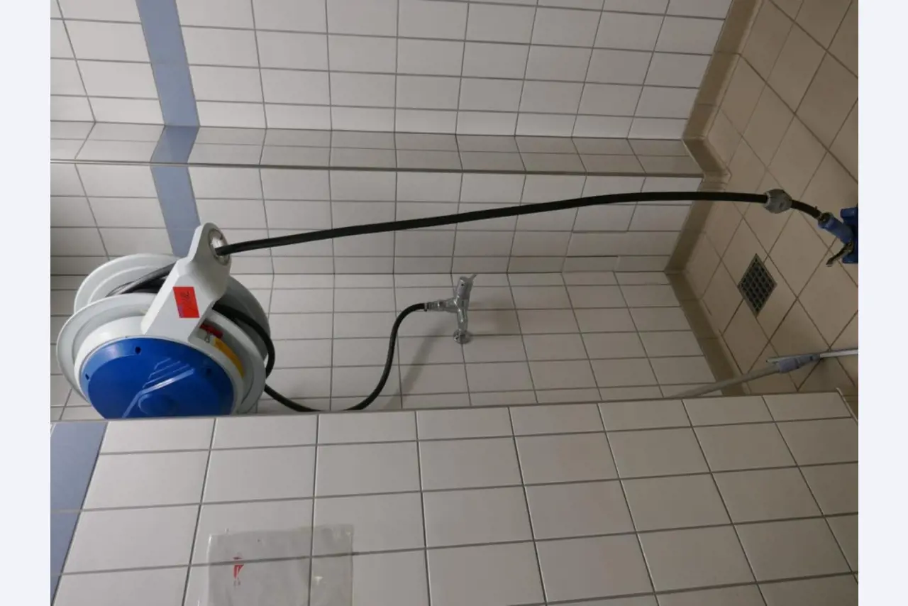 Medyczny sprzęt techniczny, wyposażenie sal operacyjnych, sterylne tace oraz sprzęt i meble szpitalne-2