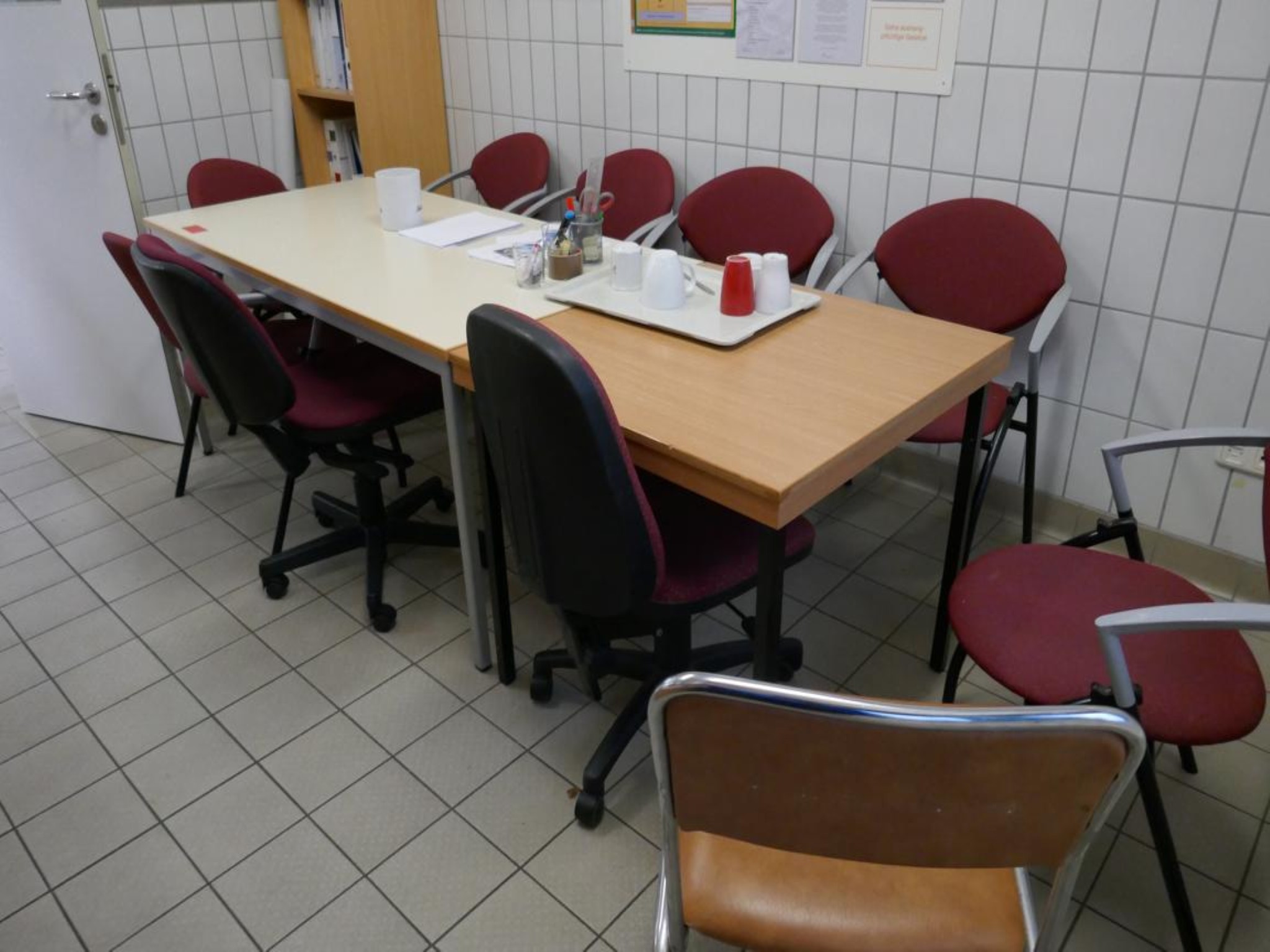 Medyczny sprzęt techniczny, wyposażenie sal operacyjnych, sterylne tace oraz sprzęt i meble szpitalne-2