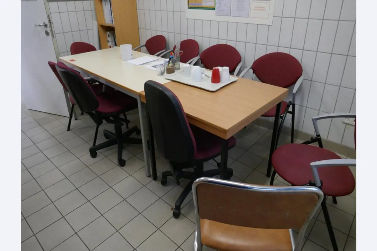 Medyczny sprzęt techniczny, wyposażenie sal operacyjnych, sterylne tace oraz sprzęt i meble szpitalne-2