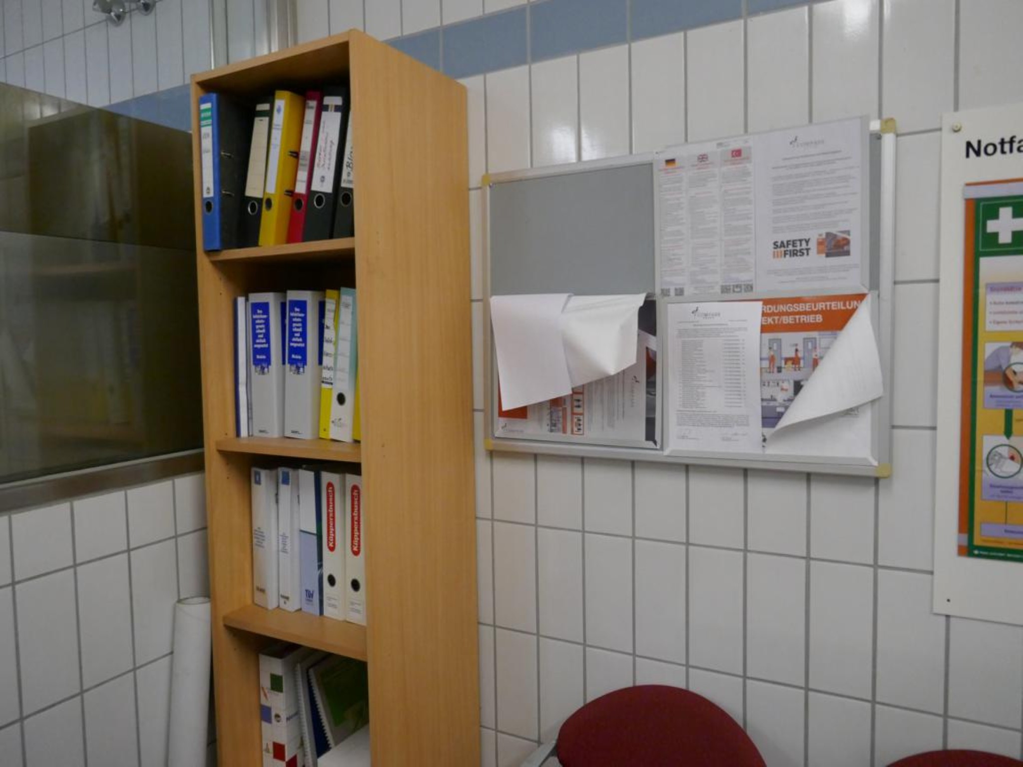 Medyczny sprzęt techniczny, wyposażenie sal operacyjnych, sterylne tace oraz sprzęt i meble szpitalne-3