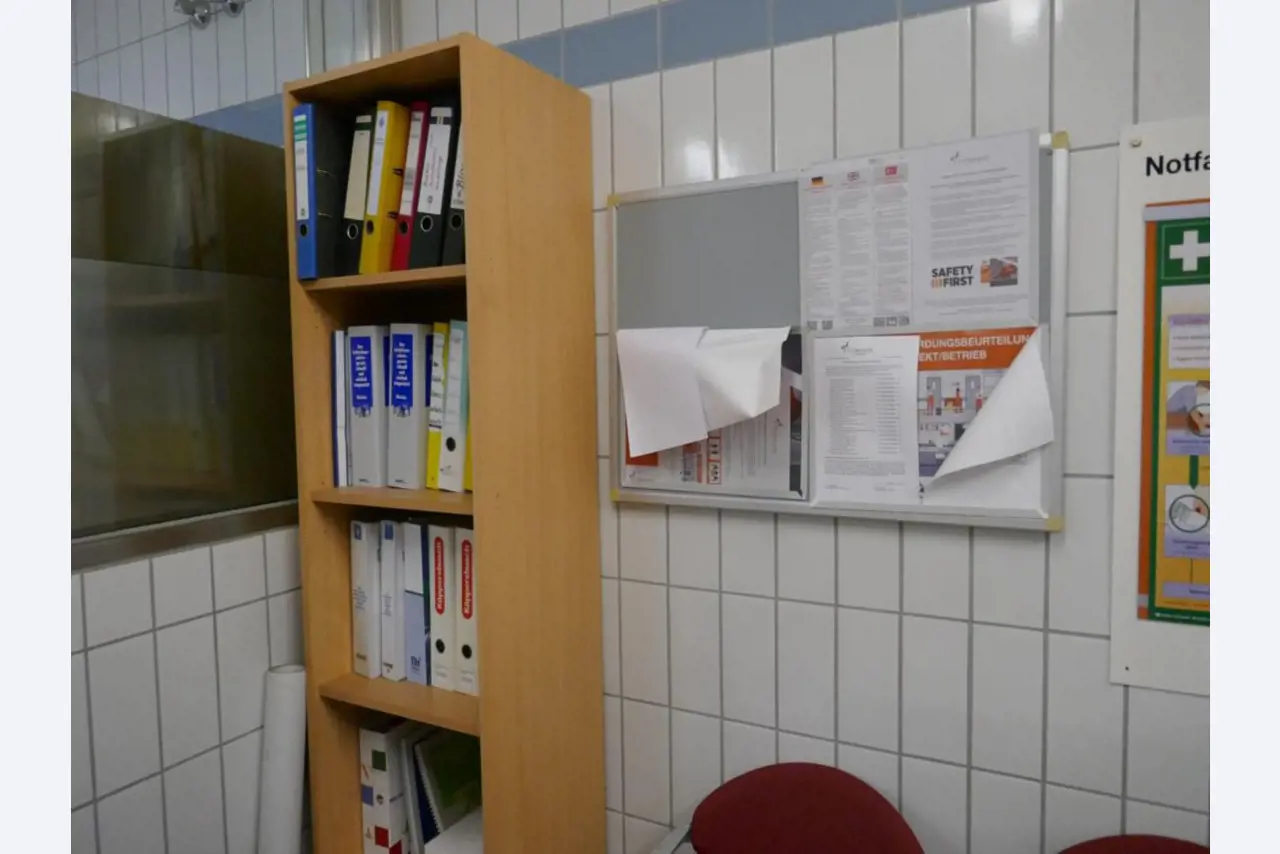 Medyczny sprzęt techniczny, wyposażenie sal operacyjnych, sterylne tace oraz sprzęt i meble szpitalne-3