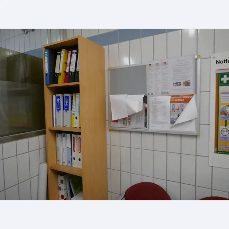 Medyczny sprzęt techniczny, wyposażenie sal operacyjnych, sterylne tace oraz sprzęt i meble szpitalne-3