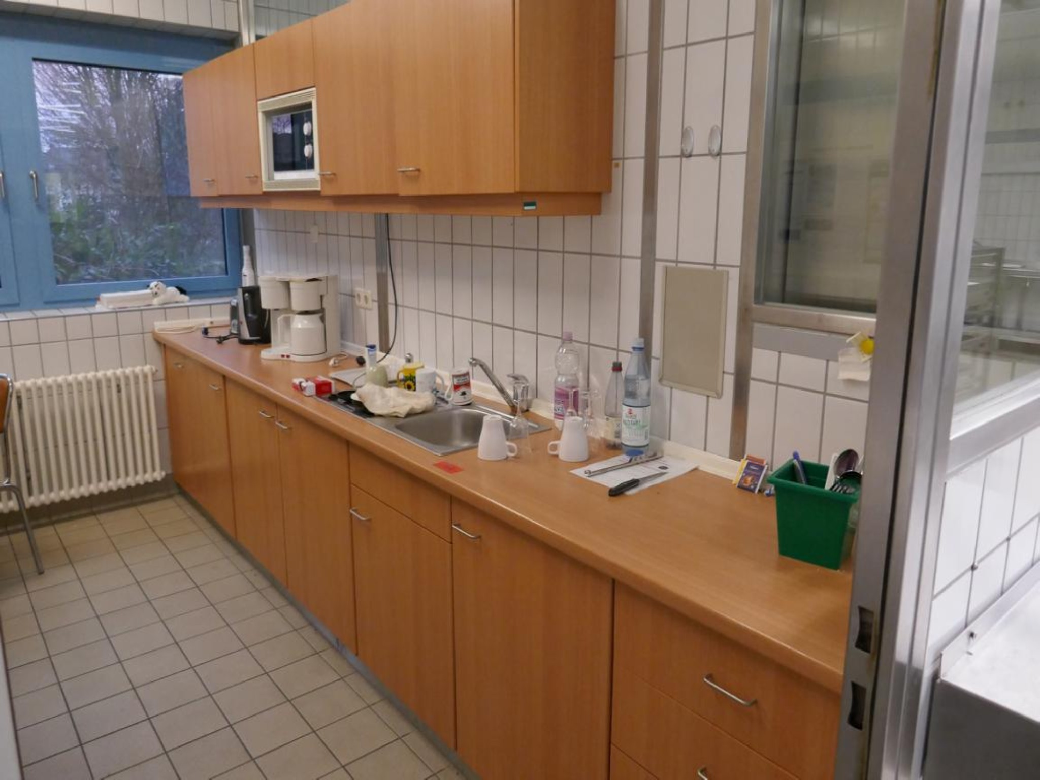 Medyczny sprzęt techniczny, wyposażenie sal operacyjnych, sterylne tace oraz sprzęt i meble szpitalne-1