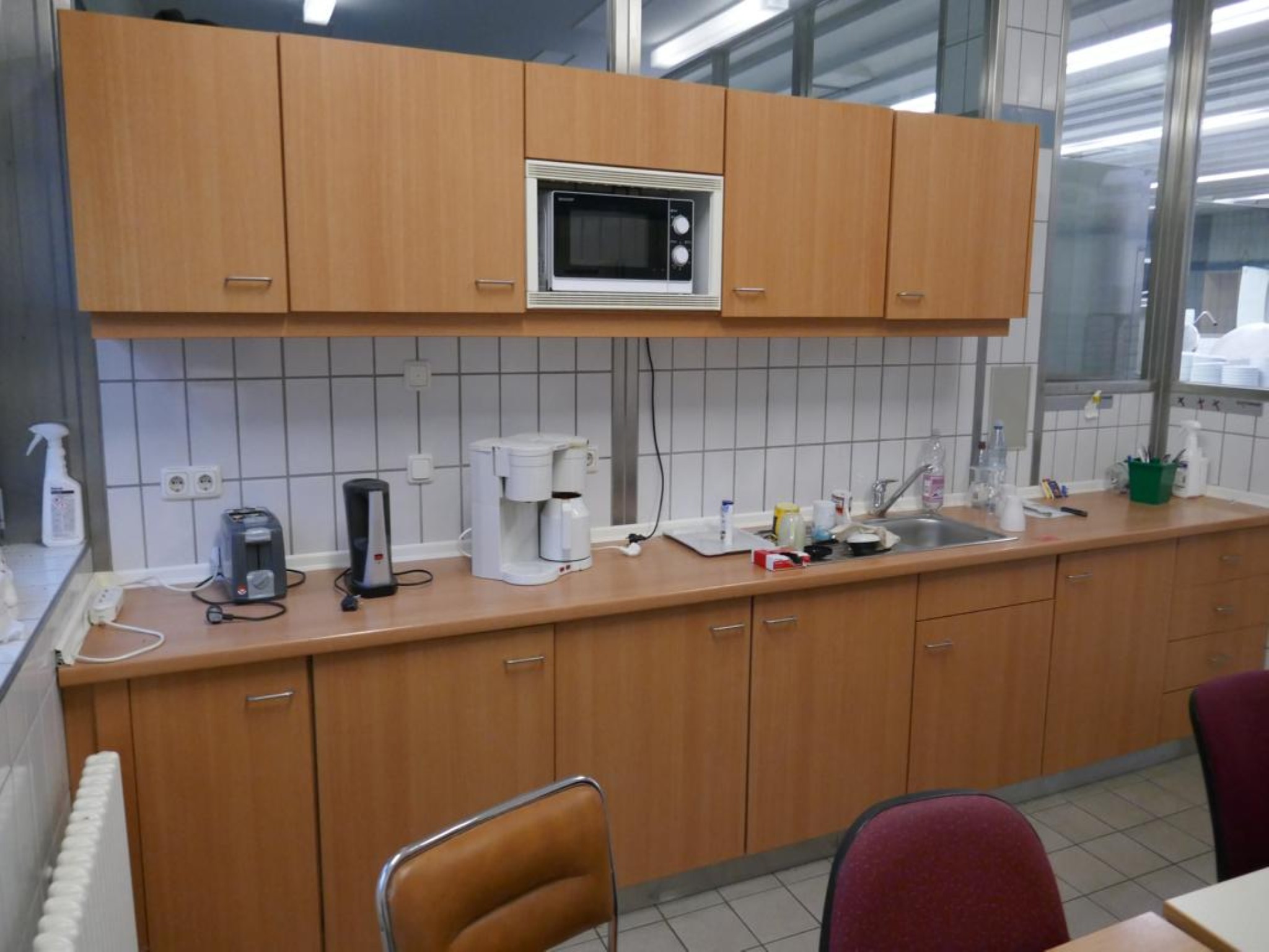 Medyczny sprzęt techniczny, wyposażenie sal operacyjnych, sterylne tace oraz sprzęt i meble szpitalne-2