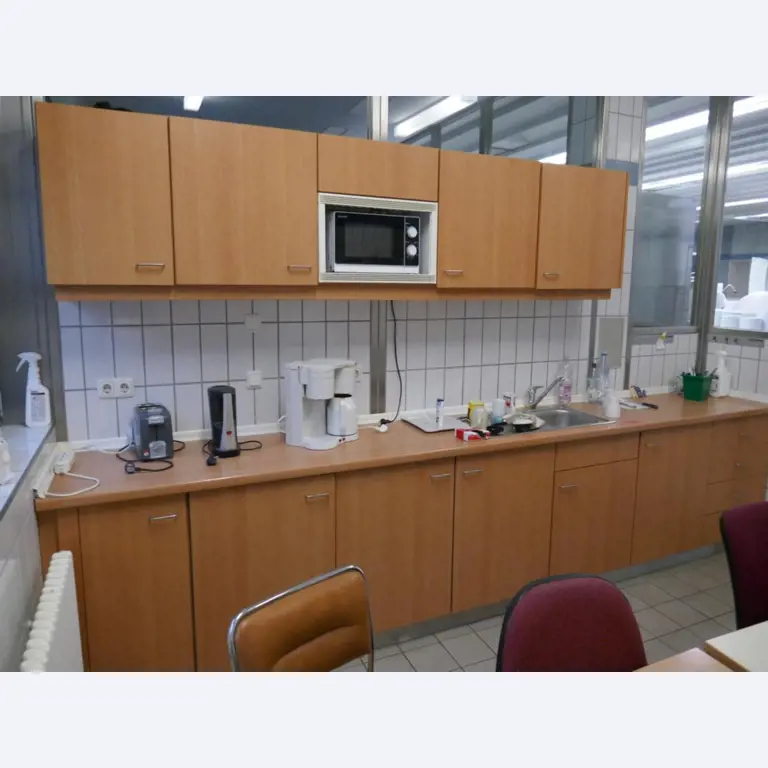 Medyczny sprzęt techniczny, wyposażenie sal operacyjnych, sterylne tace oraz sprzęt i meble szpitalne-2