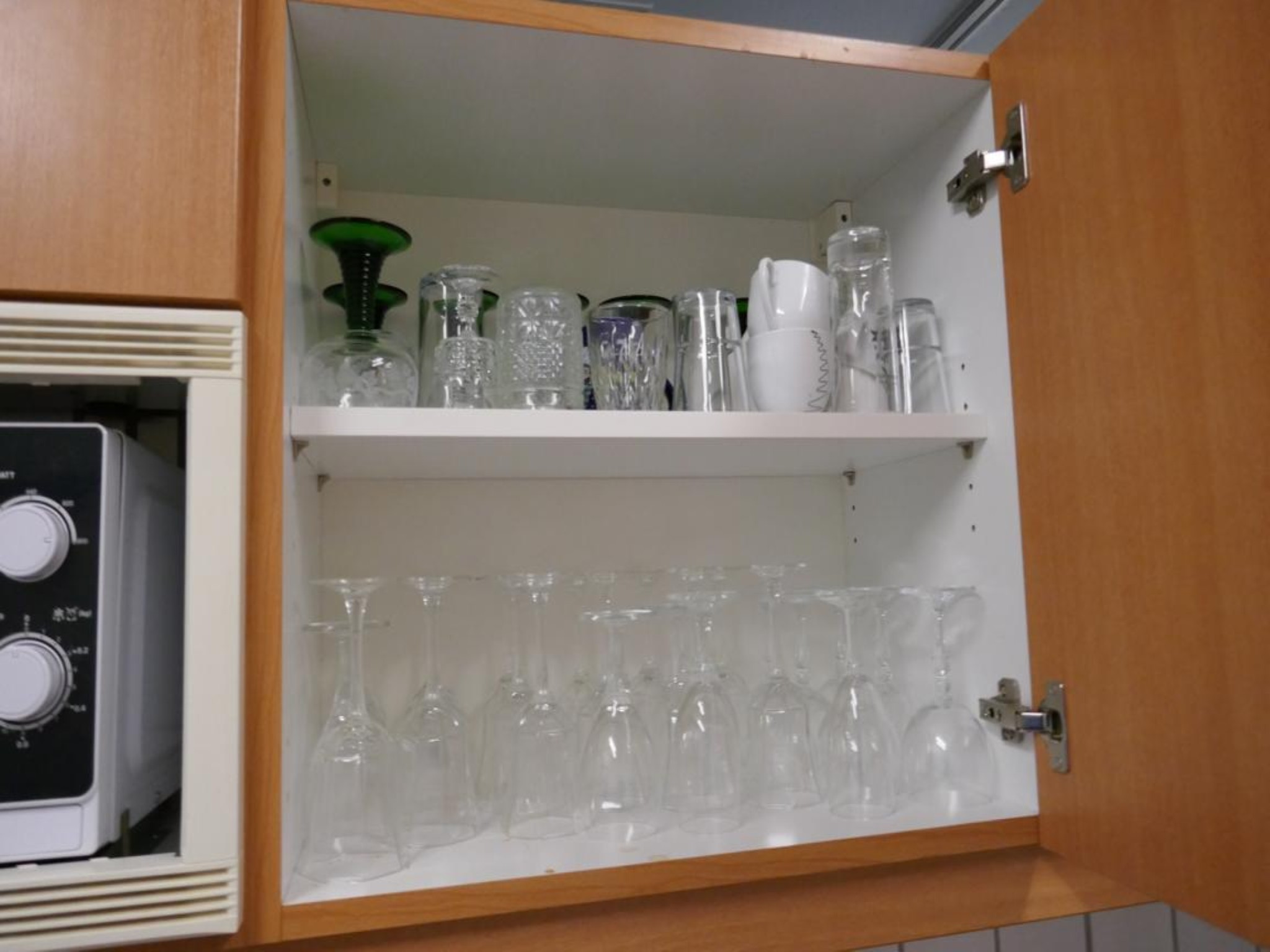 Medyczny sprzęt techniczny, wyposażenie sal operacyjnych, sterylne tace oraz sprzęt i meble szpitalne-1