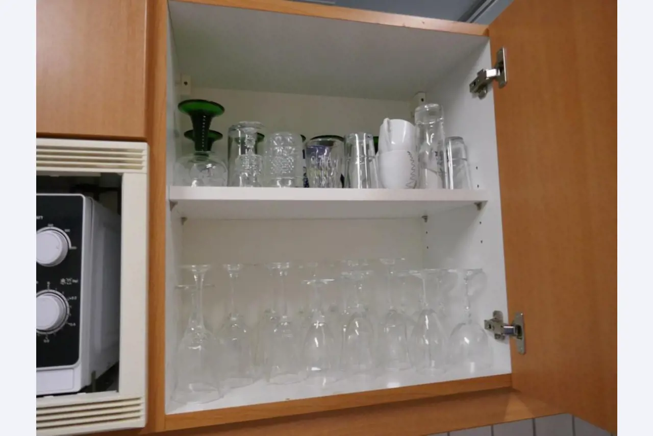 Medyczny sprzęt techniczny, wyposażenie sal operacyjnych, sterylne tace oraz sprzęt i meble szpitalne-1