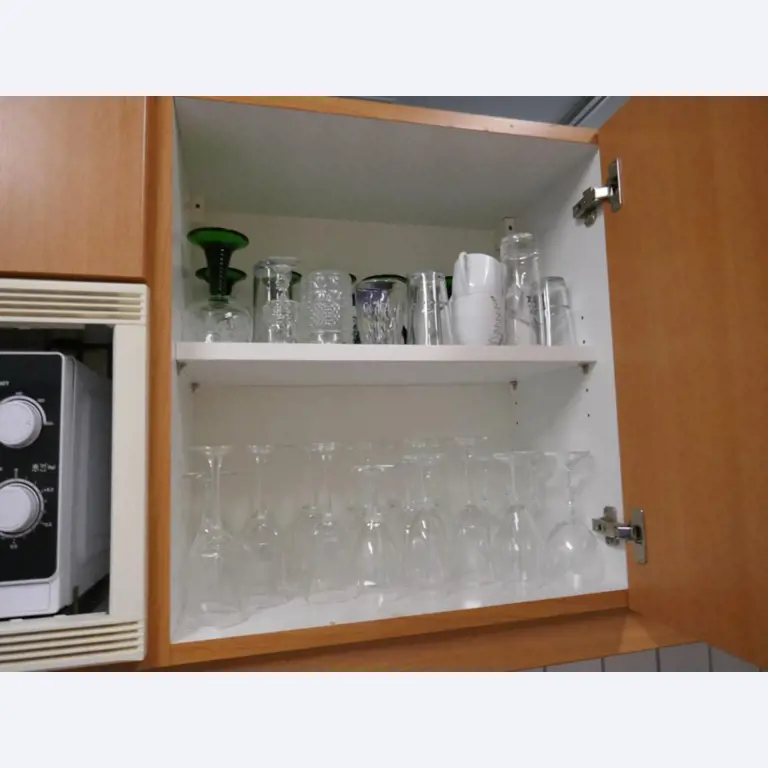 Medyczny sprzęt techniczny, wyposażenie sal operacyjnych, sterylne tace oraz sprzęt i meble szpitalne-1