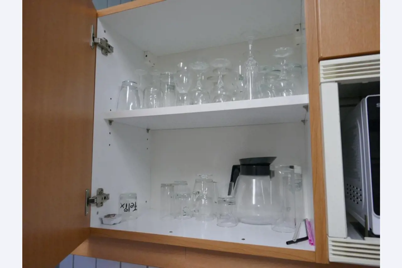 Medyczny sprzęt techniczny, wyposażenie sal operacyjnych, sterylne tace oraz sprzęt i meble szpitalne-2