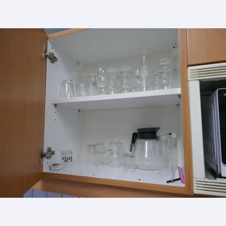 Medyczny sprzęt techniczny, wyposażenie sal operacyjnych, sterylne tace oraz sprzęt i meble szpitalne-2